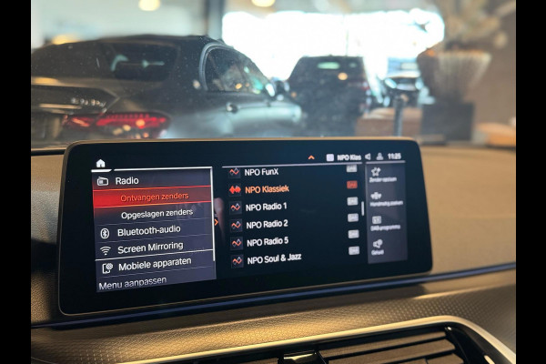 BMW 5 Serie Touring 520d Business Edition Plus / Camera / Stuurverwarming / Sfeerverlichting / Carplay / DAB / Leder
