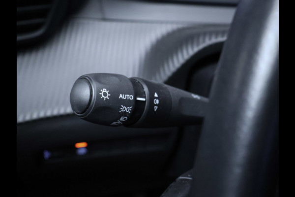 Peugeot 208 1.2 PureTech Sport (APPLE CARPLAY,NAVI,PDC,CLIMATE,CRUISE,LED,ELEKTRISCH PAKKET,SPORTSTOELEN,LM VELGEN)