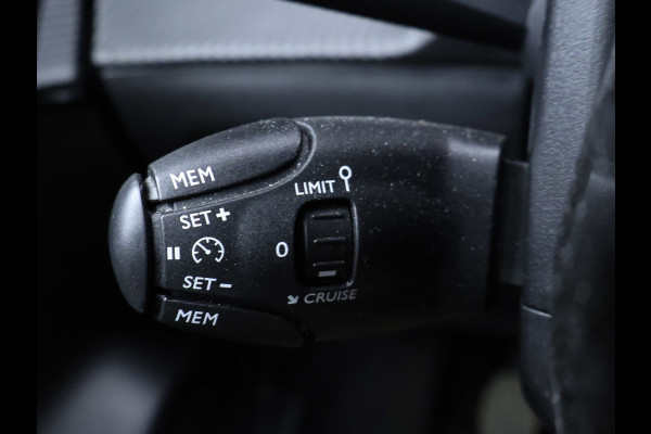 Peugeot 208 1.2 PureTech Sport (APPLE CARPLAY,NAVI,PDC,CLIMATE,CRUISE,LED,ELEKTRISCH PAKKET,SPORTSTOELEN,LM VELGEN)