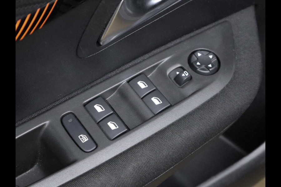 Peugeot 208 1.2 PureTech Sport (APPLE CARPLAY,NAVI,PDC,CLIMATE,CRUISE,LED,ELEKTRISCH PAKKET,SPORTSTOELEN,LM VELGEN)