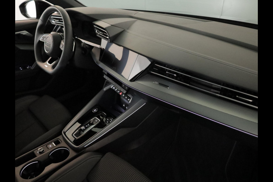 Audi A3 Sportback 40 TFSI e S edition 204 pk S-tronic | Verlengde garantie | Navigatie | Parkeersensoren (Park assist) | Achteruitrijcamera | Adaptieve cruise control | Stoelverwarming | S-Line |