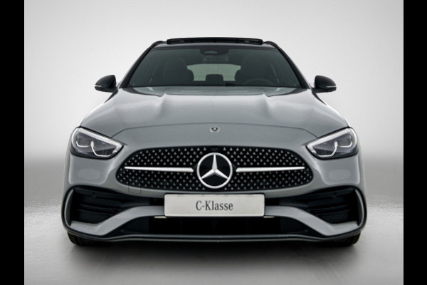 Mercedes-Benz C-Klasse Estate 300 e Business Solution AMG | Comfortpakket Plus | Parkeerpakket met 360°-camera | Nightpakket | Middenconsole metaalstructuur | Trekhaak | Panoramaschuifdak | 19" multispaaks lichtmetalen AMG-velgen | GUARD 360° Plus |