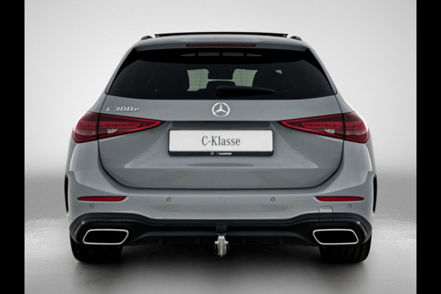 Mercedes-Benz C-Klasse Estate 300 e Business Solution AMG | Comfortpakket Plus | Parkeerpakket met 360°-camera | Nightpakket | Middenconsole metaalstructuur | Trekhaak | Panoramaschuifdak | 19" multispaaks lichtmetalen AMG-velgen | GUARD 360° Plus |
