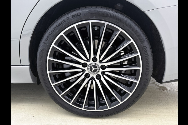 Mercedes-Benz C-Klasse Estate 300 e Business Solution AMG | Comfortpakket Plus | Parkeerpakket met 360°-camera | Nightpakket | Middenconsole metaalstructuur | Trekhaak | Panoramaschuifdak | 19" multispaaks lichtmetalen AMG-velgen | GUARD 360° Plus |
