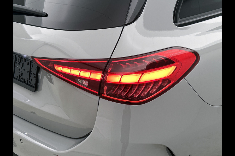 Mercedes-Benz C-Klasse Estate 300 e Business Solution AMG | Comfortpakket Plus | Parkeerpakket met 360°-camera | Nightpakket | Middenconsole metaalstructuur | Trekhaak | Panoramaschuifdak | 19" multispaaks lichtmetalen AMG-velgen | GUARD 360° Plus |