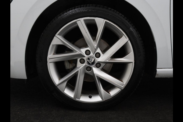 Škoda SCALA 1.0 TSI Business Edition | Stoelverwarming | Trekhaak | Camera | Virtual Cockpit | Carplay | Navigatie | Keyless | Climate control | Full LED | Cruise control | Bluetooth