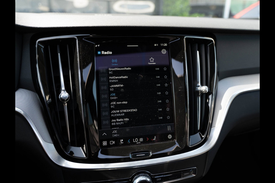 Volvo V60 2.0 T6 PHEV 350PK AWD Plus Dark |100% | Pano | Surround View | H/K Sound
