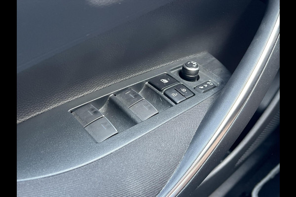 Toyota Corolla 1.8 Hybrid Style | Dodehoekherkenning, Parkeersensoren, Stoel + Stuurverwarming, Keyless, 17 inch