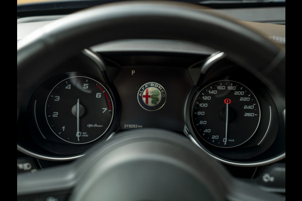 Alfa Romeo Giulia 2.0T Veloce Ti 280pk | Carbon | Orig. NL | 2e eigenaar
