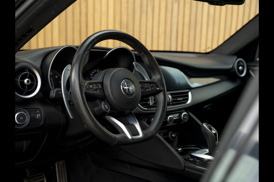 Alfa Romeo Giulia 2.0T Veloce Ti 280pk | Carbon | Orig. NL | 2e eigenaar