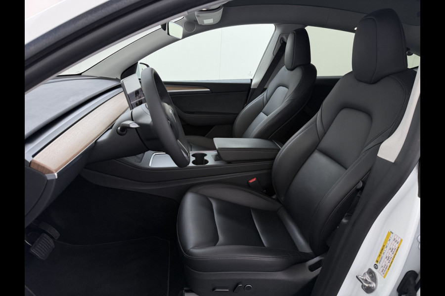Tesla Model Y Long Range AWD 75kWh SOH 94% Warmtepomp AI-Computer Traffic Aware Adap.Cruise Leder Panoramadak Navi Ecc Camera Stoel+Stuurverwa Privacy Glas Lmv Elek.Achterklep Led Elek.Stoelen+Memory 4WD Fabrieksgarantie tot 15-02-2027 - Garantie op de Accu+Motor tot 15-2-2031/192.000km