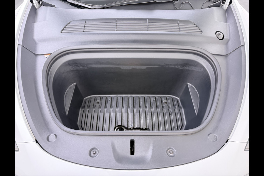 Tesla Model Y Long Range AWD 75kWh SOH 94% Warmtepomp AI-Computer Traffic Aware Adap.Cruise Leder Panoramadak Navi Ecc Camera Stoel+Stuurverwa Privacy Glas Lmv Elek.Achterklep Led Elek.Stoelen+Memory 4WD Fabrieksgarantie tot 15-02-2027 - Garantie op de Accu+Motor tot 15-2-2031/192.000km