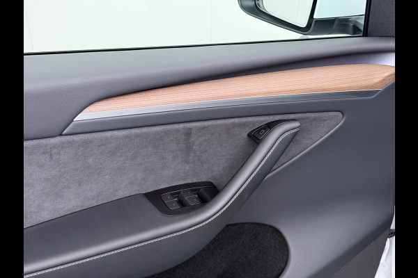 Tesla Model Y Long Range AWD 75kWh SOH 94% Warmtepomp AI-Computer Traffic Aware Adap.Cruise Leder Panoramadak Navi Ecc Camera Stoel+Stuurverwa Privacy Glas Lmv Elek.Achterklep Led Elek.Stoelen+Memory 4WD Fabrieksgarantie tot 15-02-2027 - Garantie op de Accu+Motor tot 15-2-2031/192.000km
