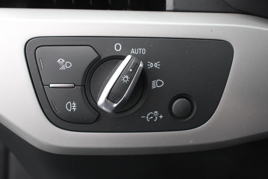 Audi A4 Avant 40 TFSI 204pk Automaat S-Line Black Edition Navigatie Apple Carplay/Android Auto Adaptieve Cruise Control Parkeersensoren Camera Dodehoek Assistent Elektrische Achterklep Stoelverwarming Climate Control