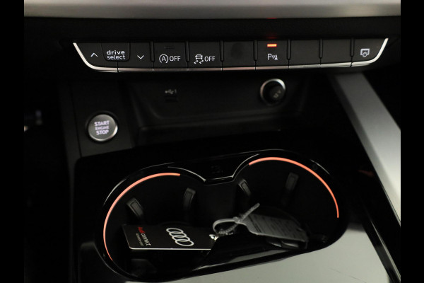 Audi A4 Avant 35 TFSI S edition 150pk | Panoramadak | 18 inch Lichtmetalen velgen | Stoelverwarming | sfeerverlichting | Verlengde garantie