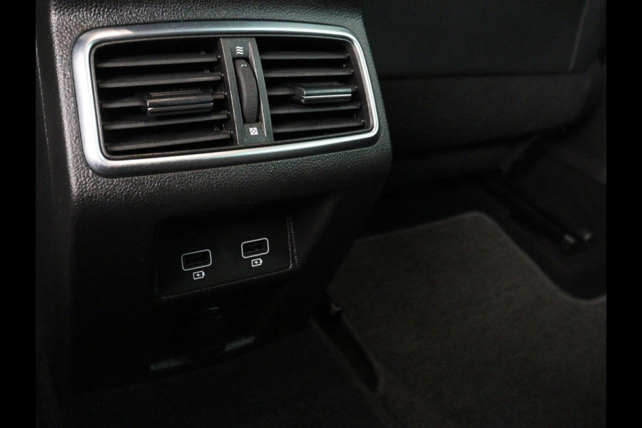 Renault Mégane 1.3 TCe Intens | Leder | Carplay | Head-Up | Stuurverwarming | Keyless | Camera | Full LED | Navigatie | Memory | Parkeerhulp | Cruise control | Climate control | Bluetooth