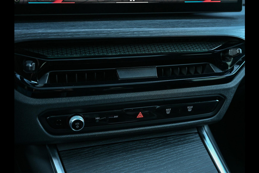 BMW 3 Serie Touring 330e xDrive | Accu 19,5kWh | Trekhaak | Panorama dak  | Active Cruise | Camera  | Ambiance interieur