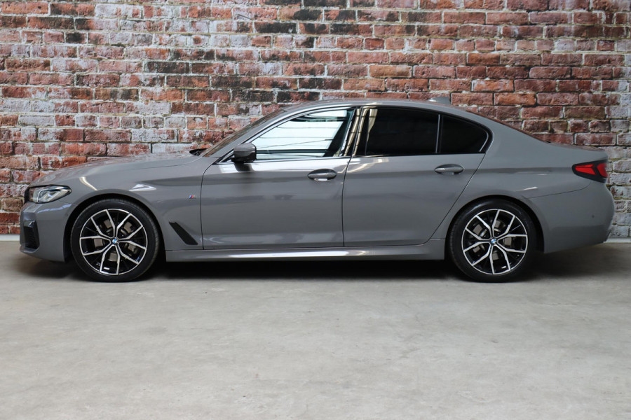 BMW 5 Serie Sedan 530i High Executive M Sport Pakket Automaat / Live Cockpit Professional / Active Protection / Laserlicht / Hifi / Driving Assistant Professional / Stoelventilatie / 19 Inch / Shadow Line / Comfortstoelen / Parkeerhulpsysteem Plus