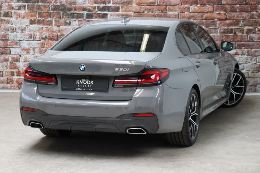 BMW 5 Serie Sedan 530i High Executive M Sport Pakket Automaat / Live Cockpit Professional / Active Protection / Laserlicht / Hifi / Driving Assistant Professional / Stoelventilatie / 19 Inch / Shadow Line / Comfortstoelen / Parkeerhulpsysteem Plus