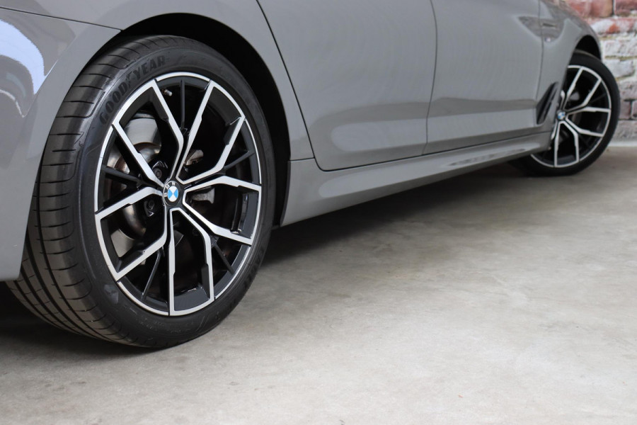 BMW 5 Serie Sedan 530i High Executive M Sport Pakket Automaat / Live Cockpit Professional / Active Protection / Laserlicht / Hifi / Driving Assistant Professional / Stoelventilatie / 19 Inch / Shadow Line / Comfortstoelen / Parkeerhulpsysteem Plus