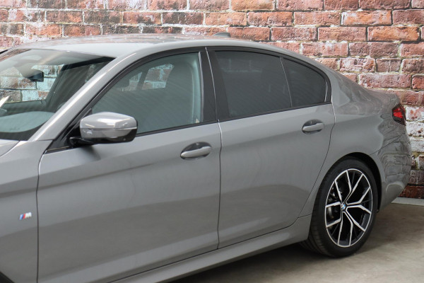 BMW 5 Serie Sedan 530i High Executive M Sport Pakket Automaat / Live Cockpit Professional / Active Protection / Laserlicht / Hifi / Driving Assistant Professional / Stoelventilatie / 19 Inch / Shadow Line / Comfortstoelen / Parkeerhulpsysteem Plus