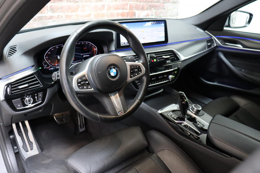 BMW 5 Serie Sedan 530i High Executive M Sport Pakket Automaat / Live Cockpit Professional / Active Protection / Laserlicht / Hifi / Driving Assistant Professional / Stoelventilatie / 19 Inch / Shadow Line / Comfortstoelen / Parkeerhulpsysteem Plus