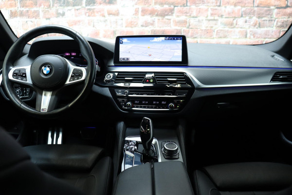 BMW 5 Serie Sedan 530i High Executive M Sport Pakket Automaat / Live Cockpit Professional / Active Protection / Laserlicht / Hifi / Driving Assistant Professional / Stoelventilatie / 19 Inch / Shadow Line / Comfortstoelen / Parkeerhulpsysteem Plus