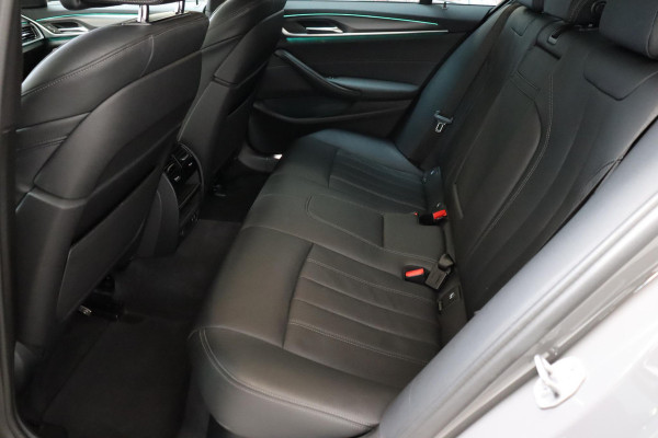 BMW 5 Serie Sedan 530i High Executive M Sport Pakket Automaat / Live Cockpit Professional / Active Protection / Laserlicht / Hifi / Driving Assistant Professional / Stoelventilatie / 19 Inch / Shadow Line / Comfortstoelen / Parkeerhulpsysteem Plus