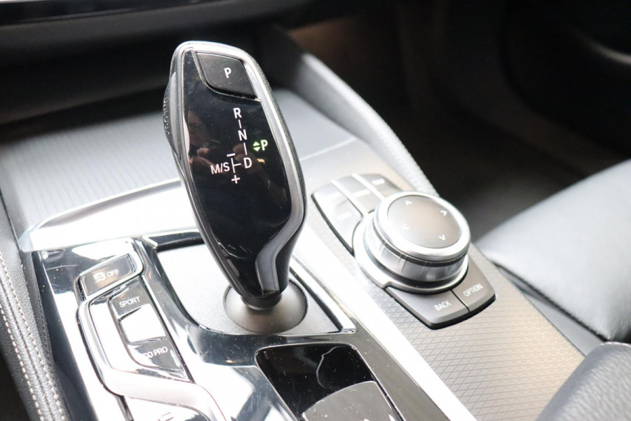 BMW 5 Serie Sedan 530i High Executive M Sport Pakket Automaat / Live Cockpit Professional / Active Protection / Laserlicht / Hifi / Driving Assistant Professional / Stoelventilatie / 19 Inch / Shadow Line / Comfortstoelen / Parkeerhulpsysteem Plus