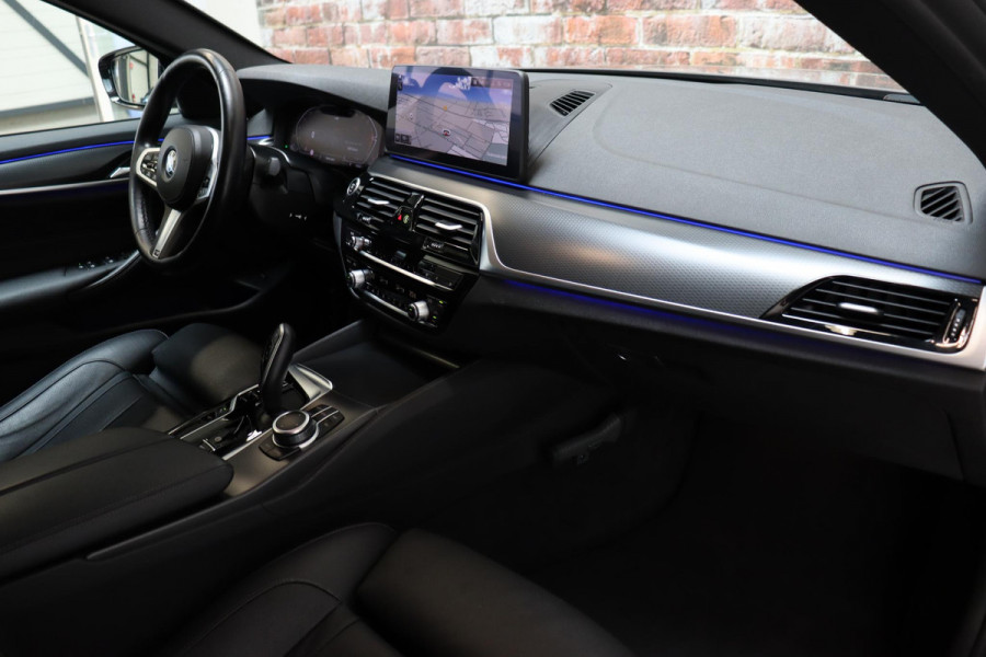 BMW 5 Serie Sedan 530i High Executive M Sport Pakket Automaat / Live Cockpit Professional / Active Protection / Laserlicht / Hifi / Driving Assistant Professional / Stoelventilatie / 19 Inch / Shadow Line / Comfortstoelen / Parkeerhulpsysteem Plus