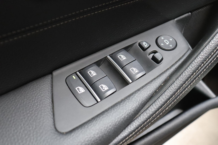 BMW 5 Serie Sedan 530i High Executive M Sport Pakket Automaat / Live Cockpit Professional / Active Protection / Laserlicht / Hifi / Driving Assistant Professional / Stoelventilatie / 19 Inch / Shadow Line / Comfortstoelen / Parkeerhulpsysteem Plus