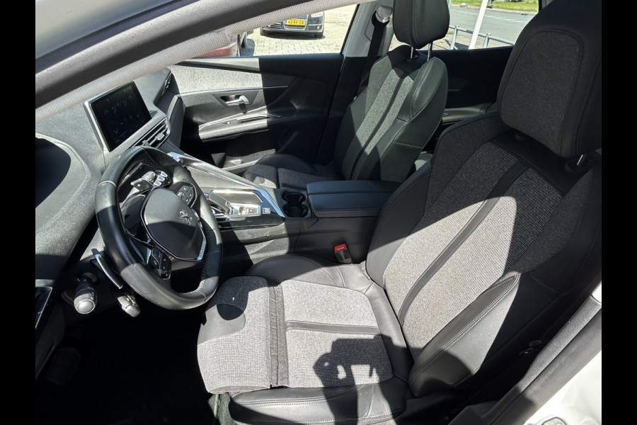 Peugeot 3008 BWJ 2021 | 1.2T 131PK Premium Av. AUTOMAAT | TREKHAAK | PANO SCHUIFDAK | 19'' LMV | CARPLAY | NAVI | CLIMA | AGR | LEDER/STOF | PDC | STOELVERW |