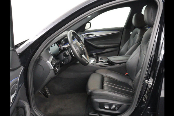 BMW 5 Serie 520i M Sport | Head-Up | Leder | Stoelverwarming | Camera | Sportstoelen | Park Assist | Carplay | Sfeerverlichting | Navigatie | Cruise control | Memory | Climate control | 19'' | Bluetooth