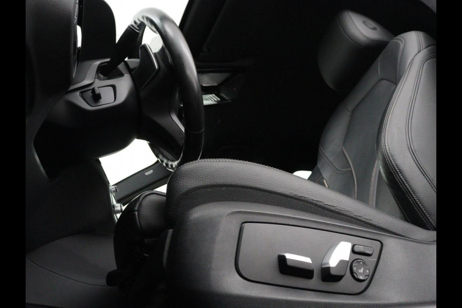 BMW 5 Serie 520i M Sport | Head-Up | Leder | Stoelverwarming | Camera | Sportstoelen | Park Assist | Carplay | Sfeerverlichting | Navigatie | Cruise control | Memory | Climate control | 19'' | Bluetooth