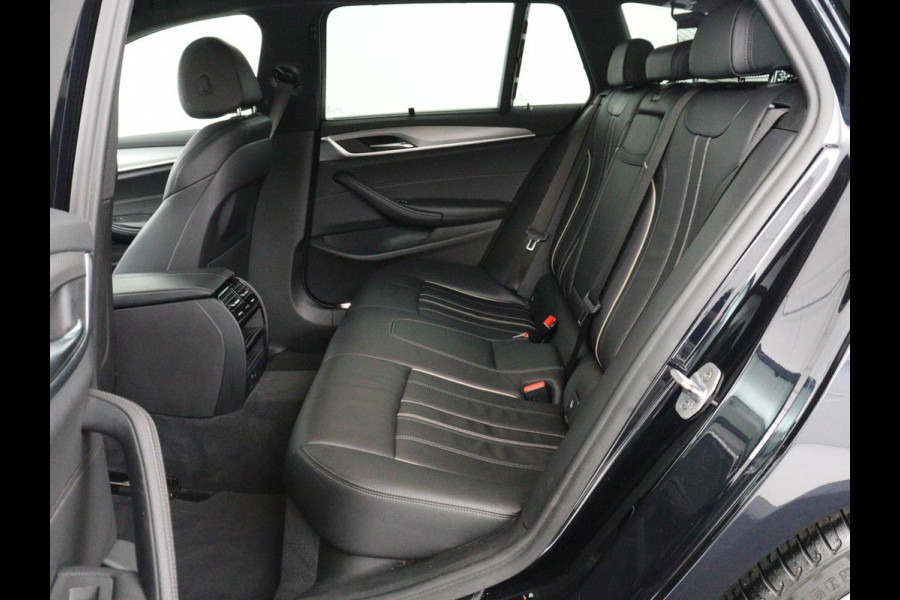 BMW 5 Serie 520i M Sport | Head-Up | Leder | Stoelverwarming | Camera | Sportstoelen | Park Assist | Carplay | Sfeerverlichting | Navigatie | Cruise control | Memory | Climate control | 19'' | Bluetooth
