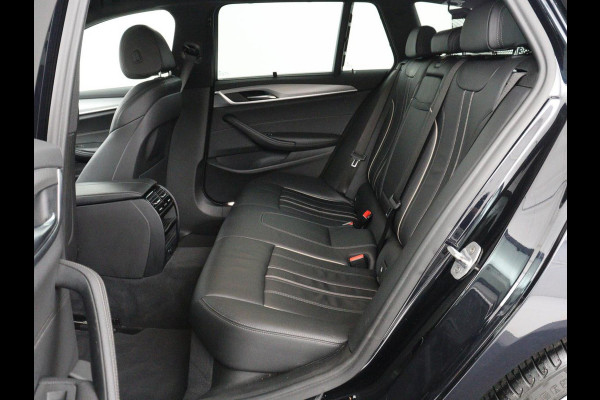BMW 5 Serie 520i M Sport | Head-Up | Leder | Stoelverwarming | Camera | Sportstoelen | Park Assist | Carplay | Sfeerverlichting | Navigatie | Cruise control | Memory | Climate control | 19'' | Bluetooth