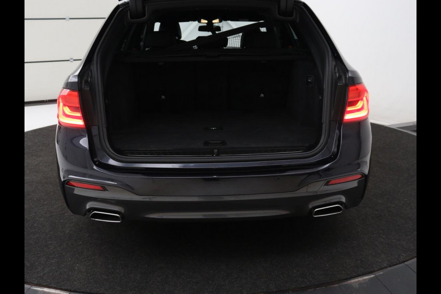 BMW 5 Serie 520i M Sport | Head-Up | Leder | Stoelverwarming | Camera | Sportstoelen | Park Assist | Carplay | Sfeerverlichting | Navigatie | Cruise control | Memory | Climate control | 19'' | Bluetooth