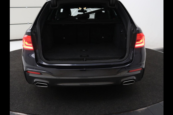 BMW 5 Serie 520i M Sport | Head-Up | Leder | Stoelverwarming | Camera | Sportstoelen | Park Assist | Carplay | Sfeerverlichting | Navigatie | Cruise control | Memory | Climate control | 19'' | Bluetooth