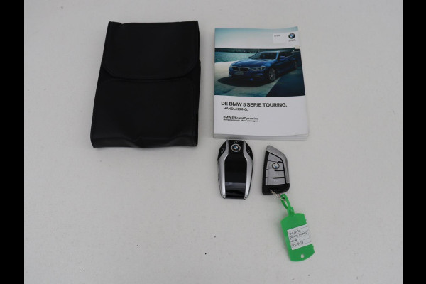 BMW 5 Serie 520i M Sport | Head-Up | Leder | Stoelverwarming | Camera | Sportstoelen | Park Assist | Carplay | Sfeerverlichting | Navigatie | Cruise control | Memory | Climate control | 19'' | Bluetooth