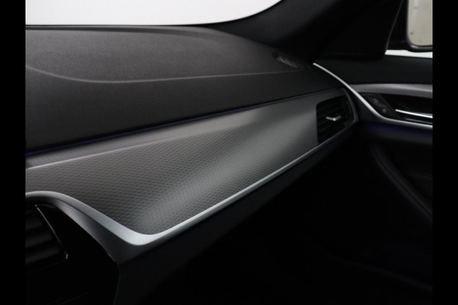 BMW 5 Serie 520i M Sport | Head-Up | Leder | Stoelverwarming | Camera | Sportstoelen | Park Assist | Carplay | Sfeerverlichting | Navigatie | Cruise control | Memory | Climate control | 19'' | Bluetooth