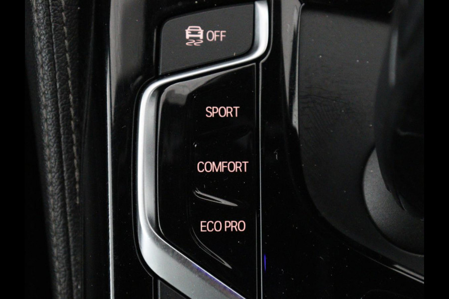 BMW 5 Serie 520i M Sport | Head-Up | Leder | Stoelverwarming | Camera | Sportstoelen | Park Assist | Carplay | Sfeerverlichting | Navigatie | Cruise control | Memory | Climate control | 19'' | Bluetooth