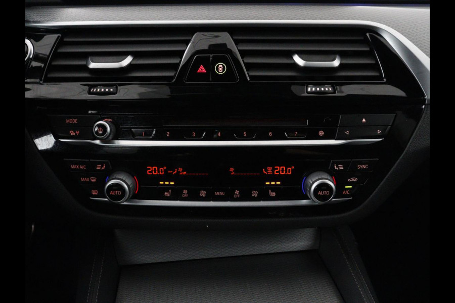 BMW 5 Serie 520i M Sport | Head-Up | Leder | Stoelverwarming | Camera | Sportstoelen | Park Assist | Carplay | Sfeerverlichting | Navigatie | Cruise control | Memory | Climate control | 19'' | Bluetooth