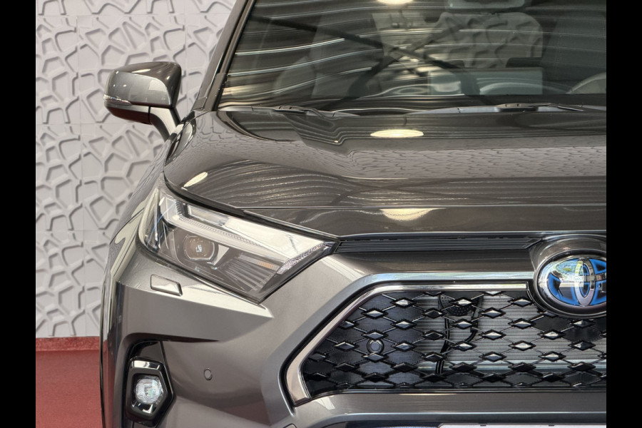 Toyota RAV4 2.5 PHEV AWD 306PK | ☑️ Nieuwe auto ☑️ | 0 km 1500KG trekgew. | HUD | Camera | LED | Elek. klep | STUUR/STOELVERW. V+A PHEV PLUG IN