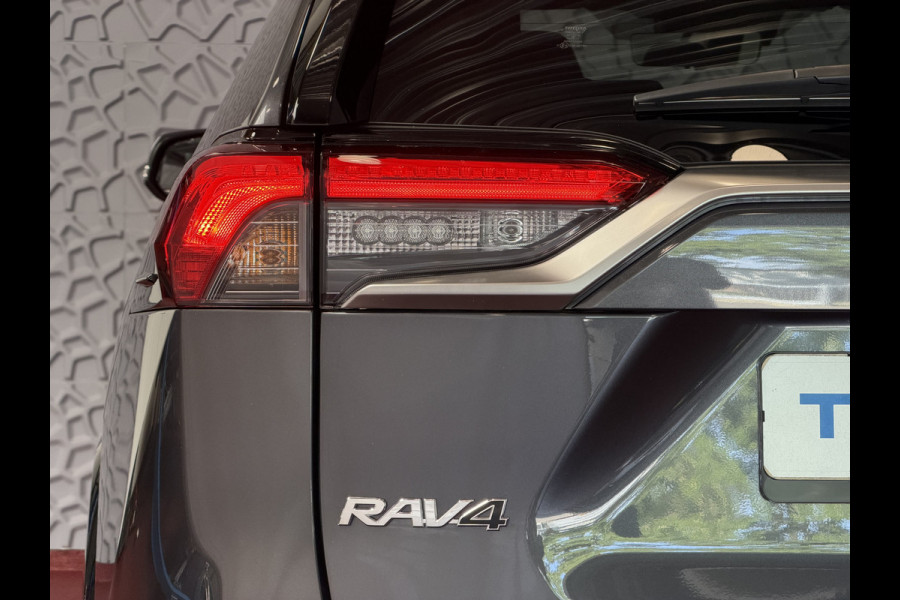 Toyota RAV4 2.5 PHEV AWD 306PK | ☑️ Nieuwe auto ☑️ | 0 km 1500KG trekgew. | HUD | Camera | LED | Elek. klep | STUUR/STOELVERW. V+A PHEV PLUG IN