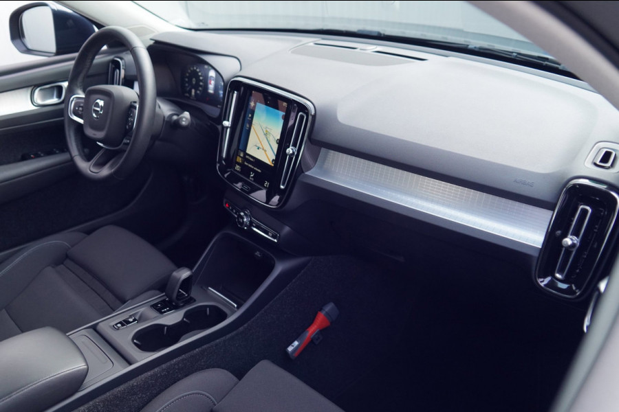 Volvo XC40 1.5 T2 Momentum / NL-Auto / 22dkm NAP / Elek. Trekhaak / Camera / Navigatie / DAB / Climate