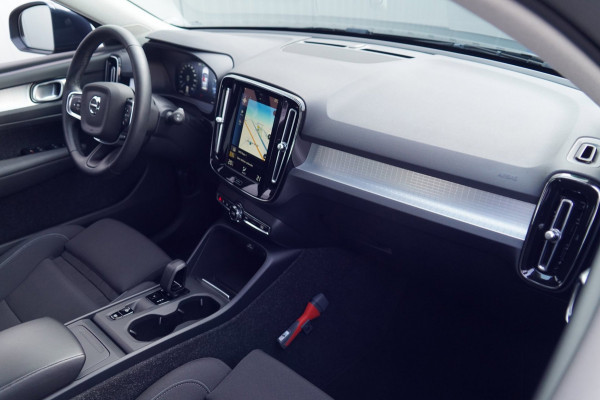 Volvo XC40 1.5 T2 Momentum / NL-Auto / 22dkm NAP / Elek. Trekhaak / Camera / Navigatie / DAB / Climate