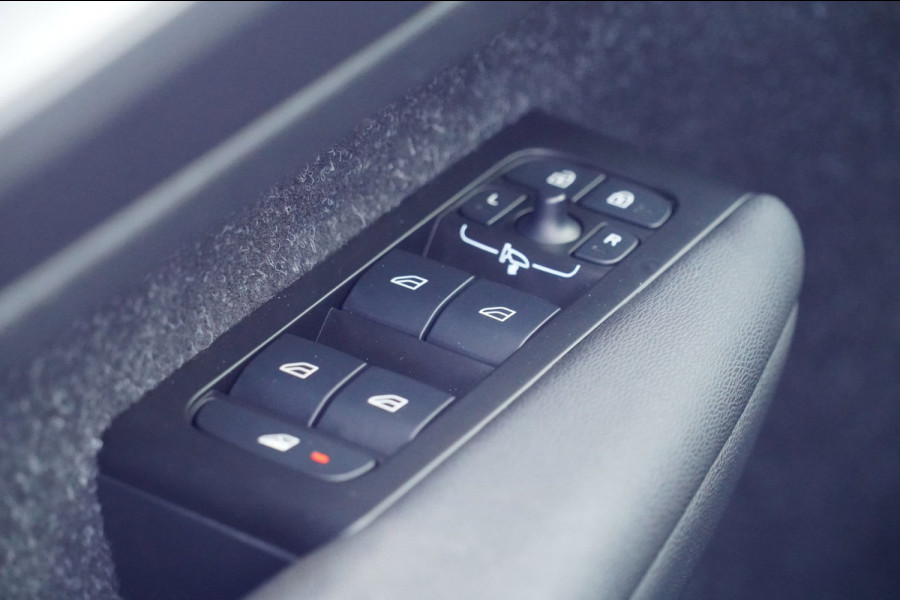 Volvo XC40 1.5 T2 Momentum / NL-Auto / 22dkm NAP / Elek. Trekhaak / Camera / Navigatie / DAB / Climate
