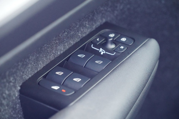 Volvo XC40 1.5 T2 Momentum / NL-Auto / 22dkm NAP / Elek. Trekhaak / Camera / Navigatie / DAB / Climate