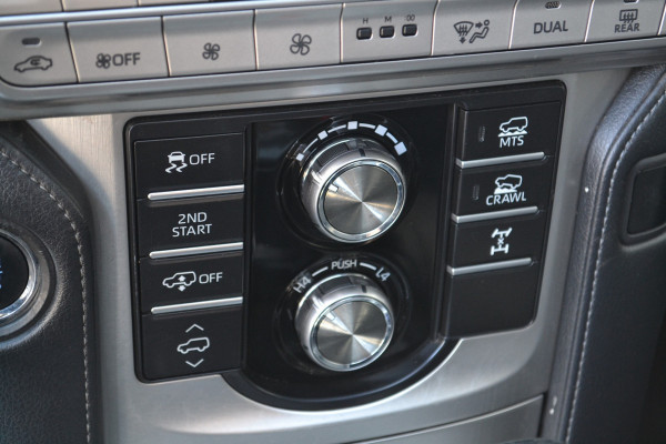 Toyota Land Cruiser 150 2.8 D-4D-F Executive Window Van