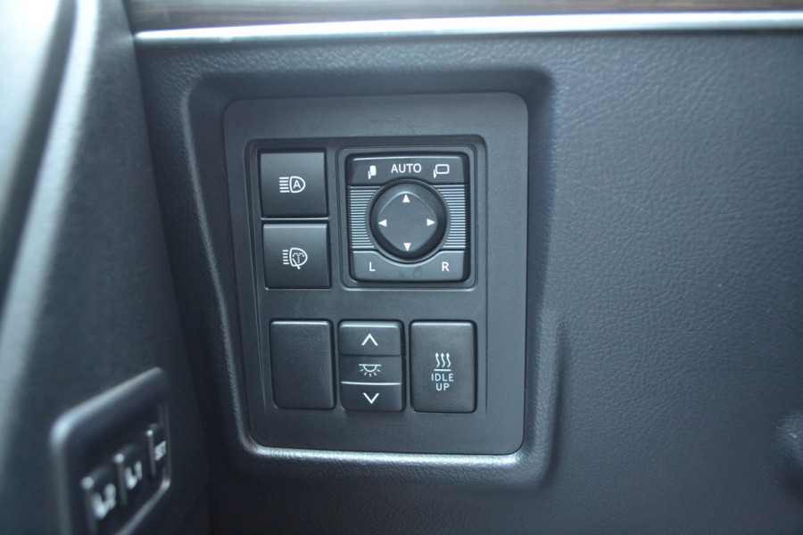 Toyota Land Cruiser 150 2.8 D-4D-F Executive Window Van